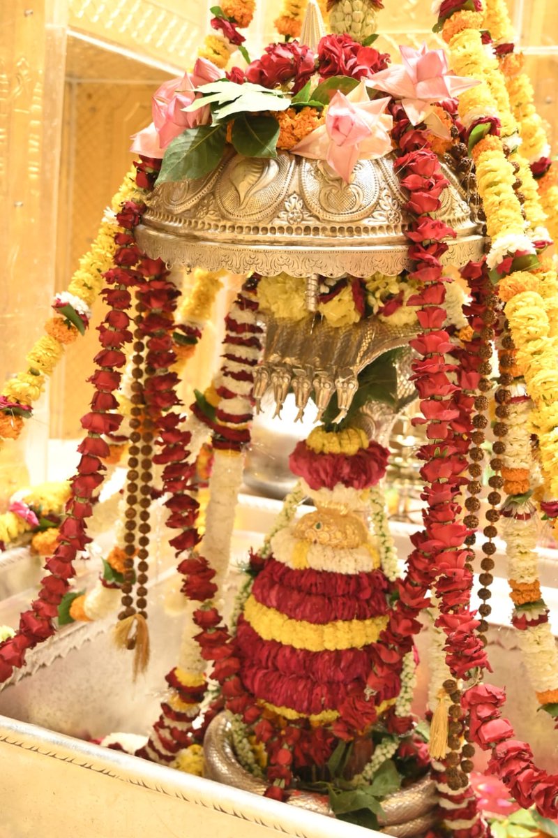ShriVishwanath's tweet photo. आज दिनांक 19-03-2024 को श्री काशी विश्वनाथ मंदिर में शयन आरती के भव्य दर्शन https://t.co/wZN0nFIMA5