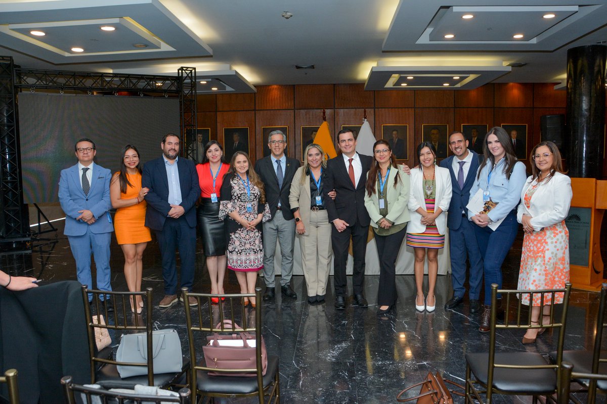 DrCamiloSalinas's tweet photo. #Ecuador🇪🇨
Encuentro de la familia @Construye_Ecu.🤝🏻  Seguimos más fuertes que nunca y enfrentando todo lo que atente contra los ecuatorianos. ✨ #Construye25 ✅ https://t.co/K7r0lRc1B6