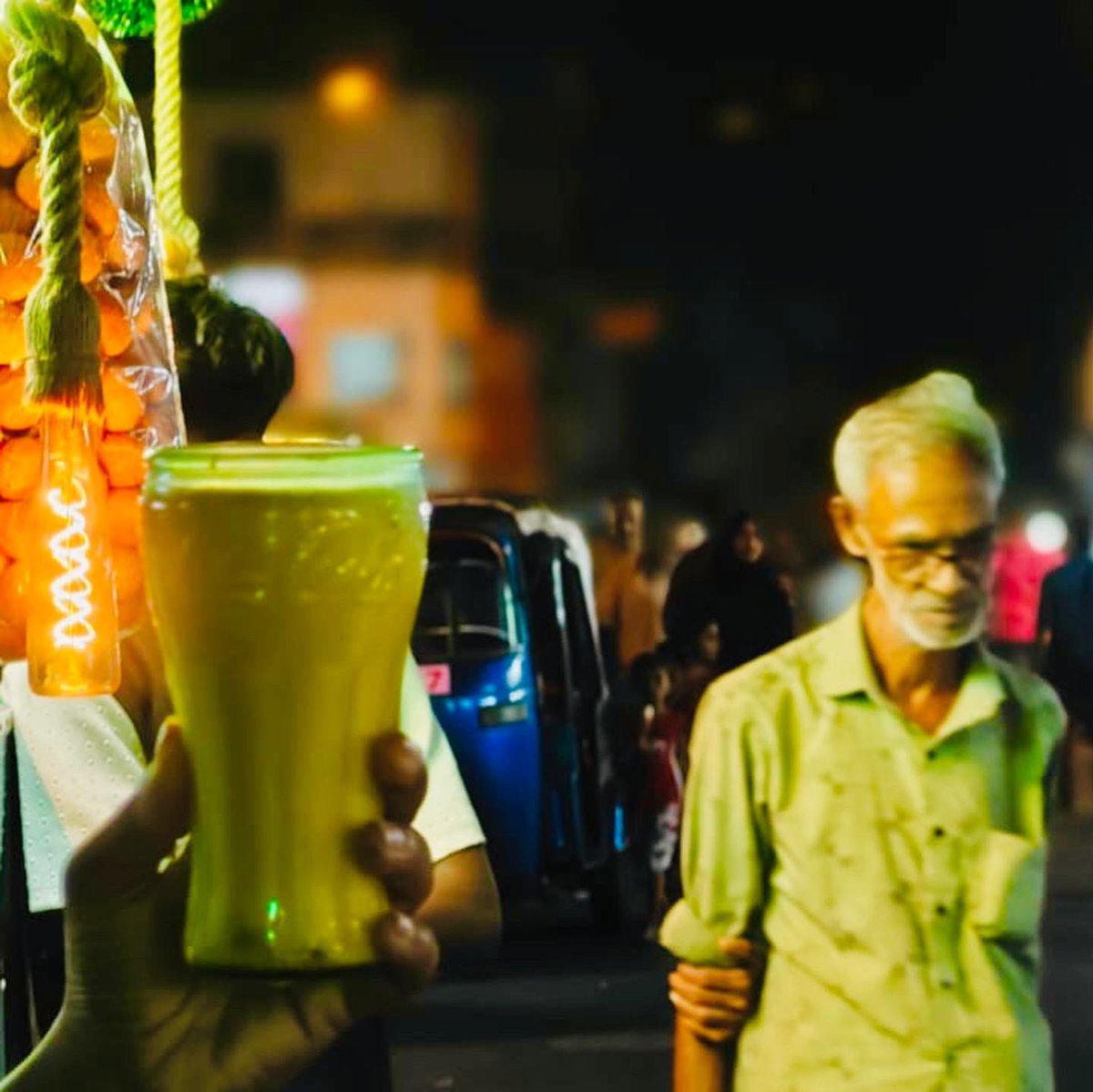 Aluth Kadé is the most vibrant and culturally diverse place in Colombo! Raw vibes, raw atmosphere… raw people.

Did I say #raw enough? #iykyk

• Paratha with curry
• Mutton Burgers 
• Badam Milk
• Chai Tea
• PaniPuri

#tastebuds #srilanka #streedfood