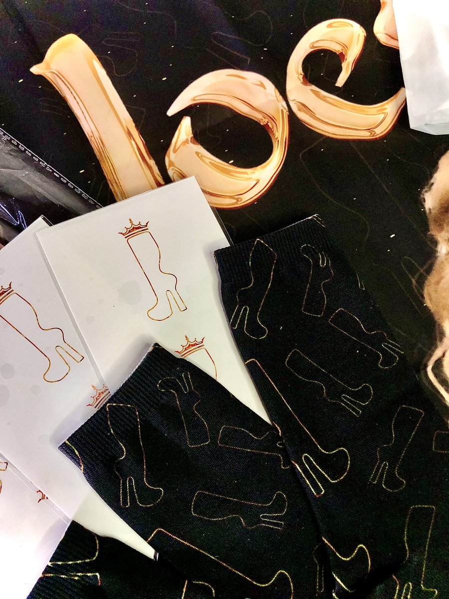 🚨 Spoiler do box da Joelma liberado!

Vai ter bandeira de quase 2 metros, adesivos, meia personalizada, tatuagem temporária e MUITO mais.

A caixa é LINDAAAA, mas ela e o resto dos brindes é surpresa... por enquanto! 👀🫶