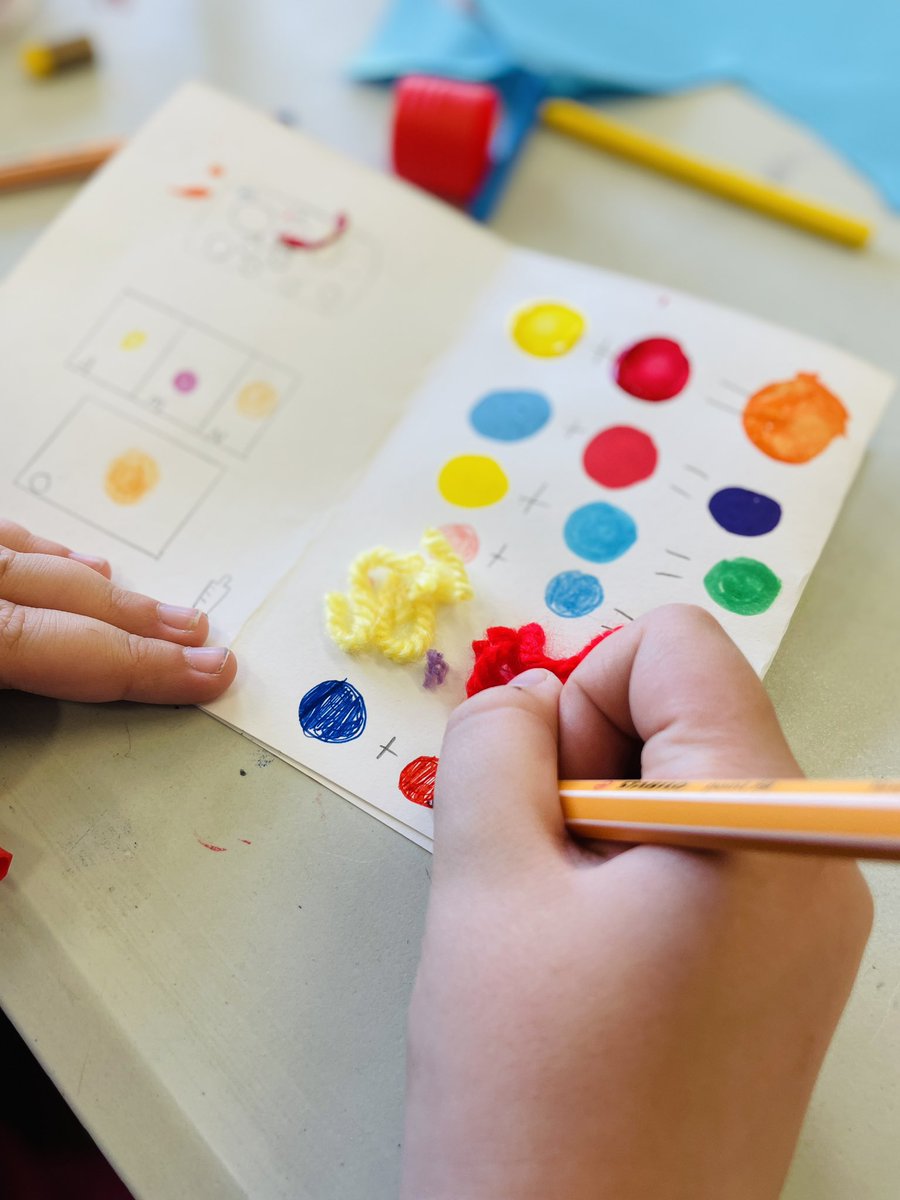 fragosusmarkus's tweet photo. Tancant processos. Els dissenyadors japonesos Yusuke Imai i Ayami Oteki ens projecten moments d’exploració i experimentació del cercle cromàtic a partir dels colors primaris. @escolacamins #somprojecte #somCamins https://t.co/aYvsEVne1V