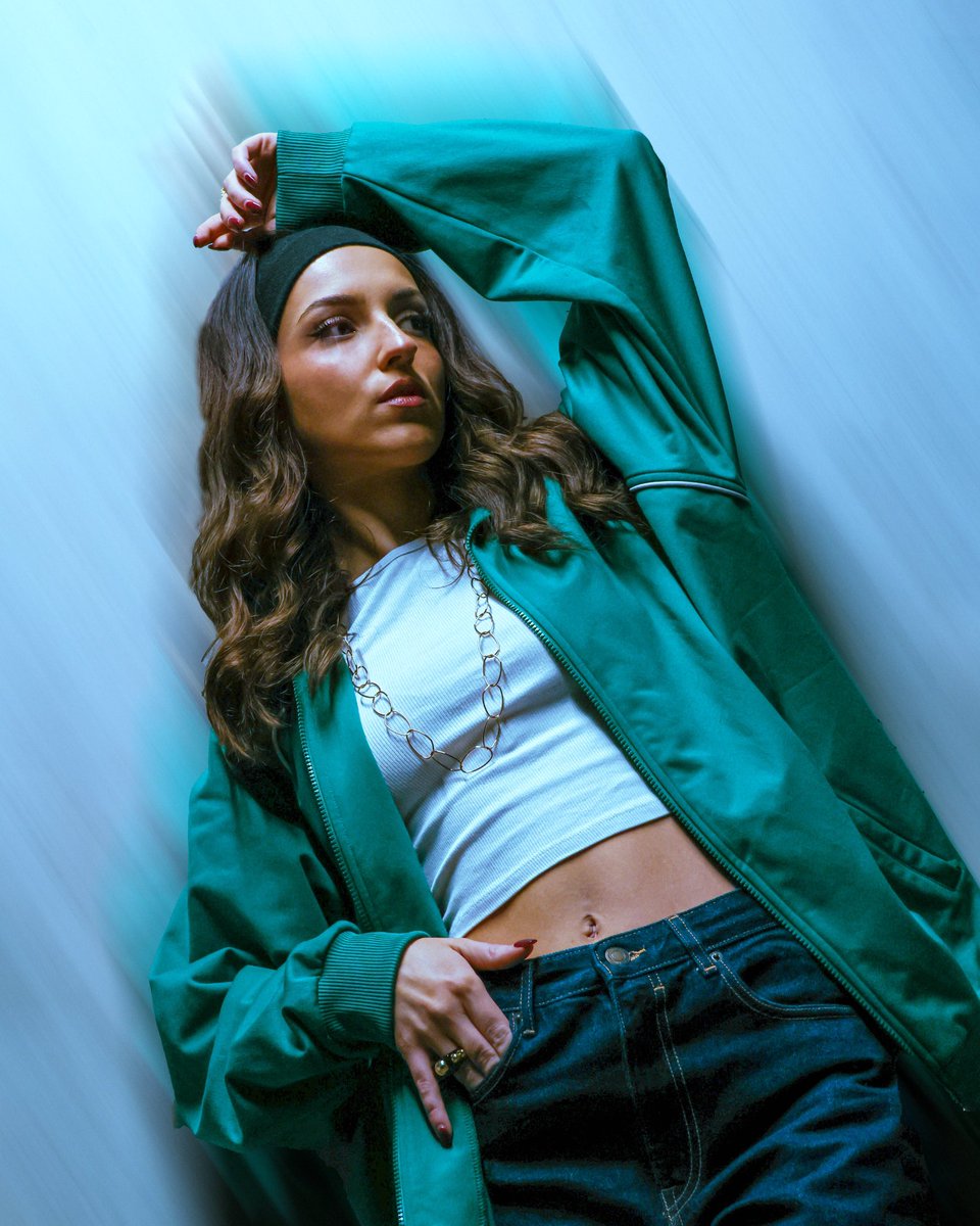 AtelierPaups's tweet photo. Shooting portrait improvisé dans un garage lyonnais https://t.co/BF5yGHQ9CL