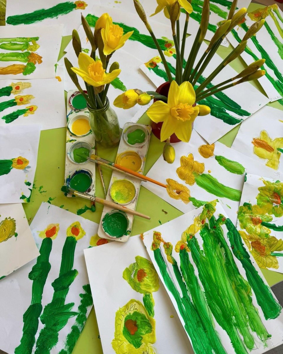 Spring is in the air! Gorgeous daffodil studies by EYFS children. I’ve had a lovely day at @StMarys_Hinck today! Thank you so much for inviting me back @RachelAyres7