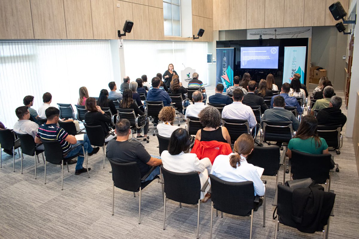 🗓️ Realizamos una reunión con las y los administradores locales del Sistema GDE de distintos organismos de la Administración Pública. 
Repasamos sus funciones y el rol que cumplen en la implementación del Sistema y los próximos avances a instrumentar.

#GDE #modernizacion