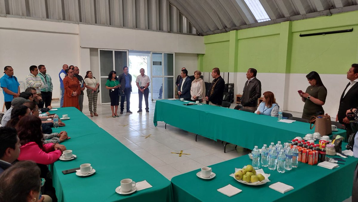 SREBEcatepec's tweet photo. Nos reunimos con el equipo académico de la Dirección General de Educación Secundaria, para dar continuidad a las visitas de acompañamiento académico a cada una de las Zonas Escolares del nivel, adscritas a esta Subdirección Regional.

@arturougaldea_ 
#ElPoderDeServir https://t.co/TKJO1gGsBN