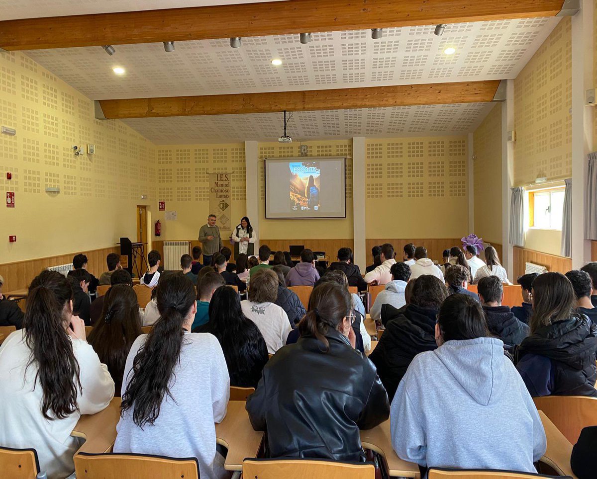 A deputada de Políticas Sociais, Patricia Torres, deu a coñecer ao alumnado de 1º e 2º de Bacharelato no IES Chamoso Lamas do Carballiño, os detalles da iniciativa “A Deputación Escoita”, pensada como canle directa de participación da xente nova coa administración provincial.