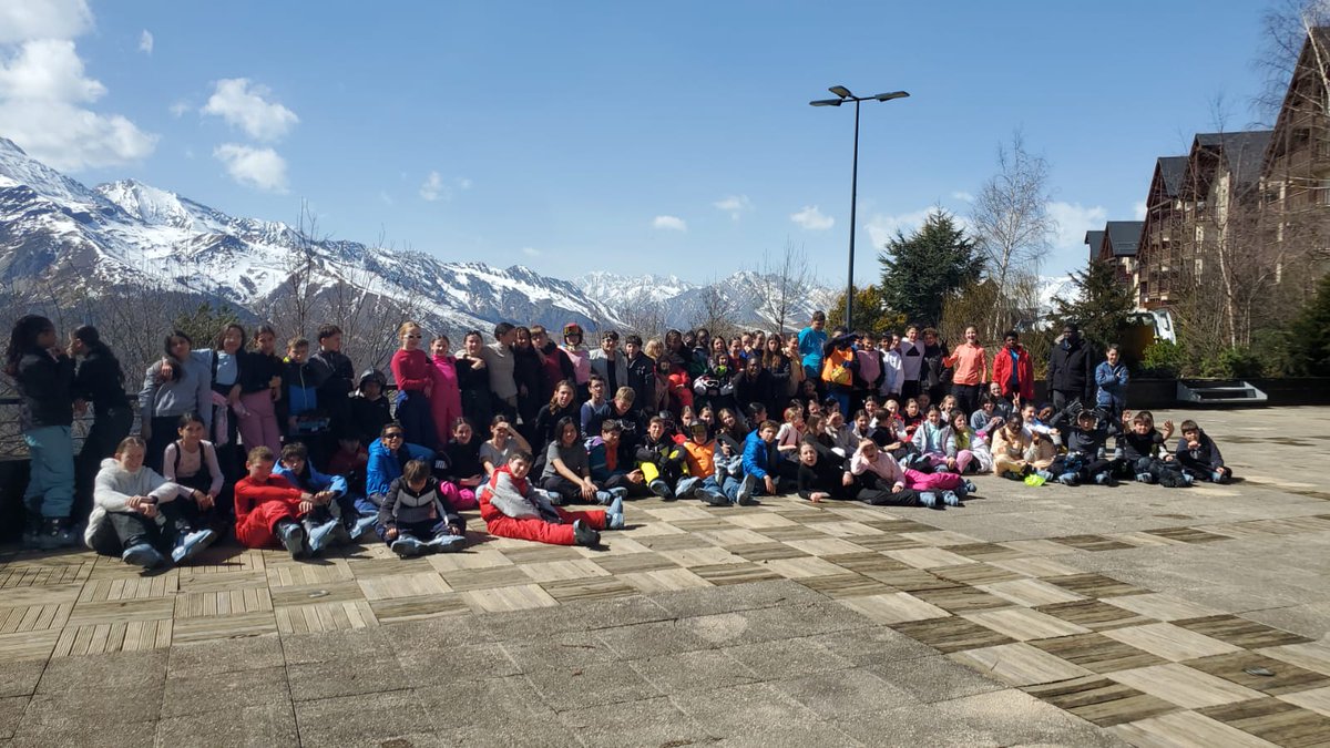 À Arreau, <a href="/oxygers/">ox</a>, les élèves de 5e profitent des pistes enneigées pour découvrir le ski ou progresser sur les pistes les plus difficiles de la station ! Un séjour inoubliable grâce à leurs professeurs d'EPS et de SVT ! Merci à eux !