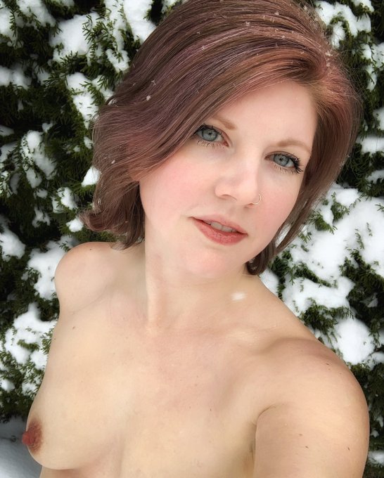 Ok, you can have one cold titty this Titty Tuesday.   Who wants to be my hand bra? https://t.co/t6ME<a href="/tag/tgif"class="tags"><span>#tgif</span></a>