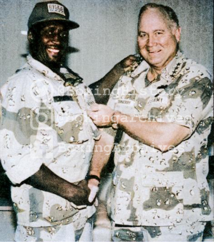 Thomas Hearns and U.S. Army general Norman Schwarzkopf in Saudi Arabia, 1990.