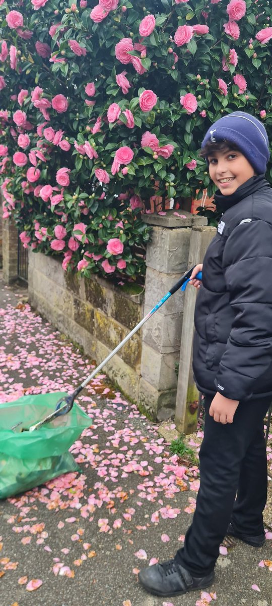 Who said litterpicking wasnt pretty?! Day 9 of our daily Ramadan Challenge and another bag filled towards our #GBSpringClean pledge. Even the pinkest petals cant hide the ugliness of a flattened Red Bull can and an old screwed up bakery bag!