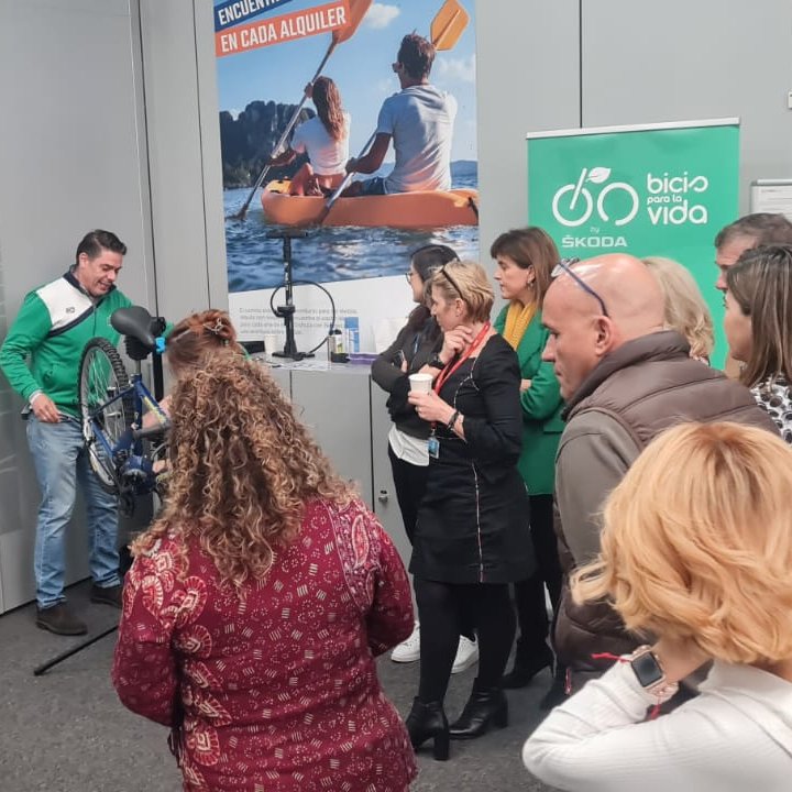 😃 La Asociación @AMP_Pinto tutela un taller de reparación de bicicletas de la Fundación con empleadas de @Avis. 🔎 Las bicis puestas a punto para @BicisparalaVida se entregarán en una institución que trabaja con mujeres en severo riesgo de exclusión. 📰 fundacionalbertocontador.org/la-asociacion-….