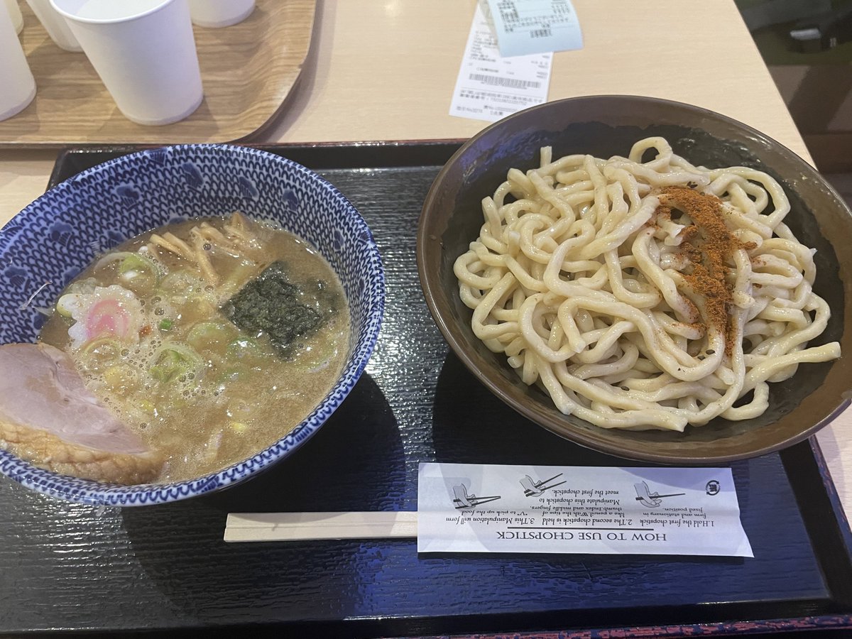 空港の夜食…
夜更かしするとお腹が減っちゃうの、なーぜなーぜ？(⁎⁍̴̆Ɛ⁍̴̆⁎)