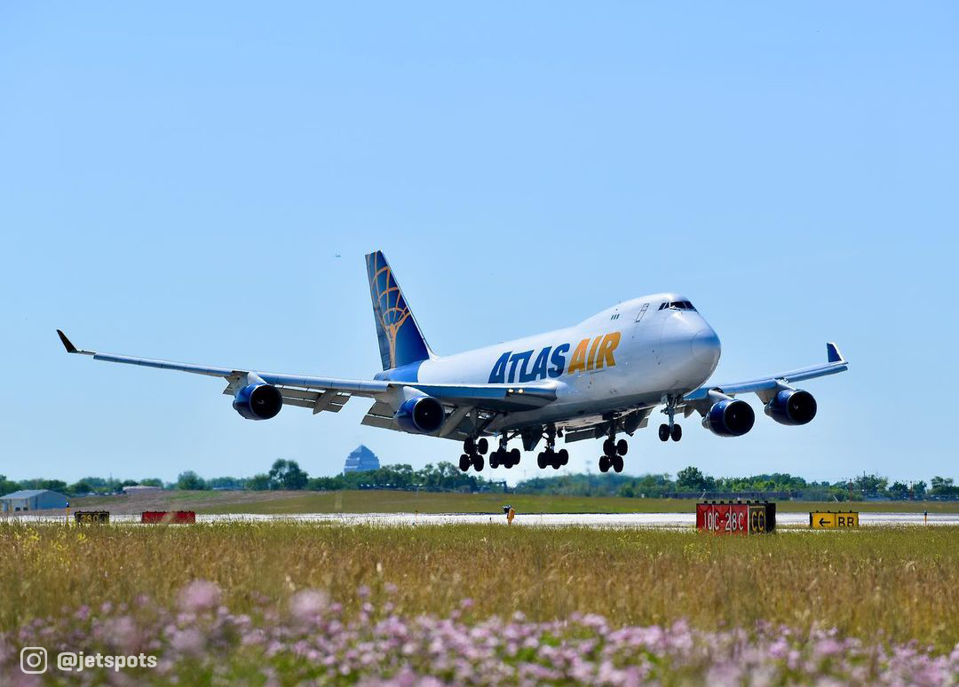 Blue skies above, flowers blooming below - we're excited to be landing in the start of a new season 🌷 Happy #FirstDayofSpring! -- 📍 : @fly2ohare