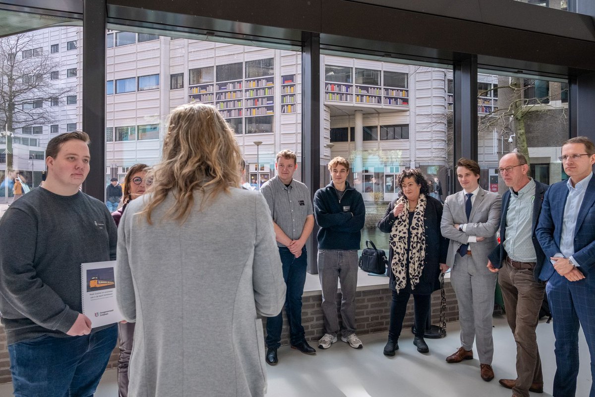🫂| Vandaag hebben wij als Jongerenraad Zutphen de petitie "Maak Zutphen 's nachts bereikbaar" overhandigd aan de Vaste commissie Infrastructuur en Waterstaat. Gesprekken met pers en Kamerleden volgden, resulterend in boeiende discussies! #BereikbaarheidZutphen #Zutphen