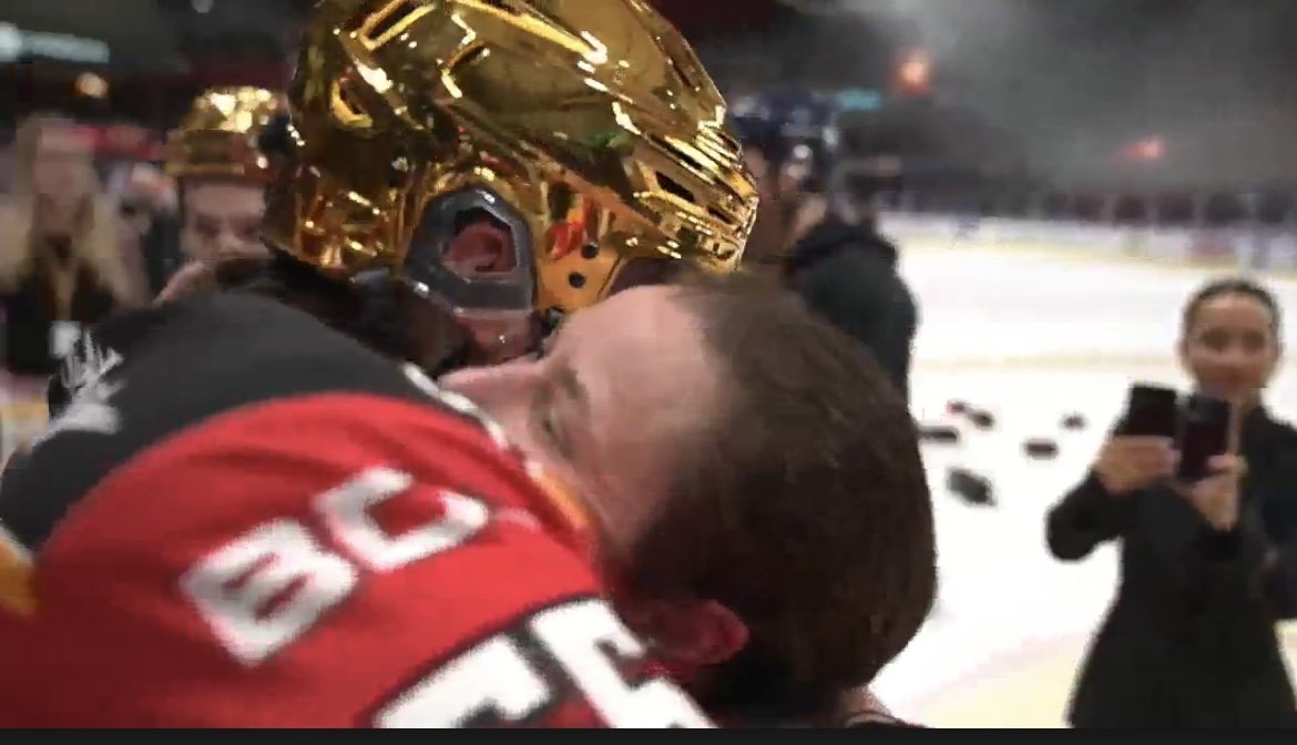 Gratulace do <a href="/LuleaHockey/">Luleå Hockey</a> 👏🏽👏🏽👏🏽
7. titul za posledních 8 let, 6x v řadě!! Dynastie. Závěrečný gol vstřelila legendární Jenni Hiirikoski. Druhý titul slaví <a href="/DanielaPejsova/">Daniela Pejšová</a> 🇨🇿 - obě na snímku! Naprosto dominantní jízda start - cíl, včetně play-off, kde neztratily jediný zápas 🎩