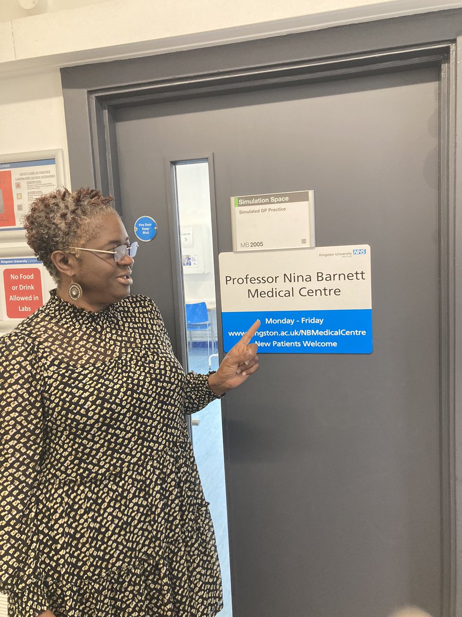 Barry & I remember our colleague & friend #NinaBarnett today. Sharing grt memories, kind words/thots from many colleagues with yr4 Pharm students. Thx @reem_kayyali @KingstonUni for dedicating your Gp practice simulation room to her #GoneNotForgotten #BeMoreNina #PatientCentred