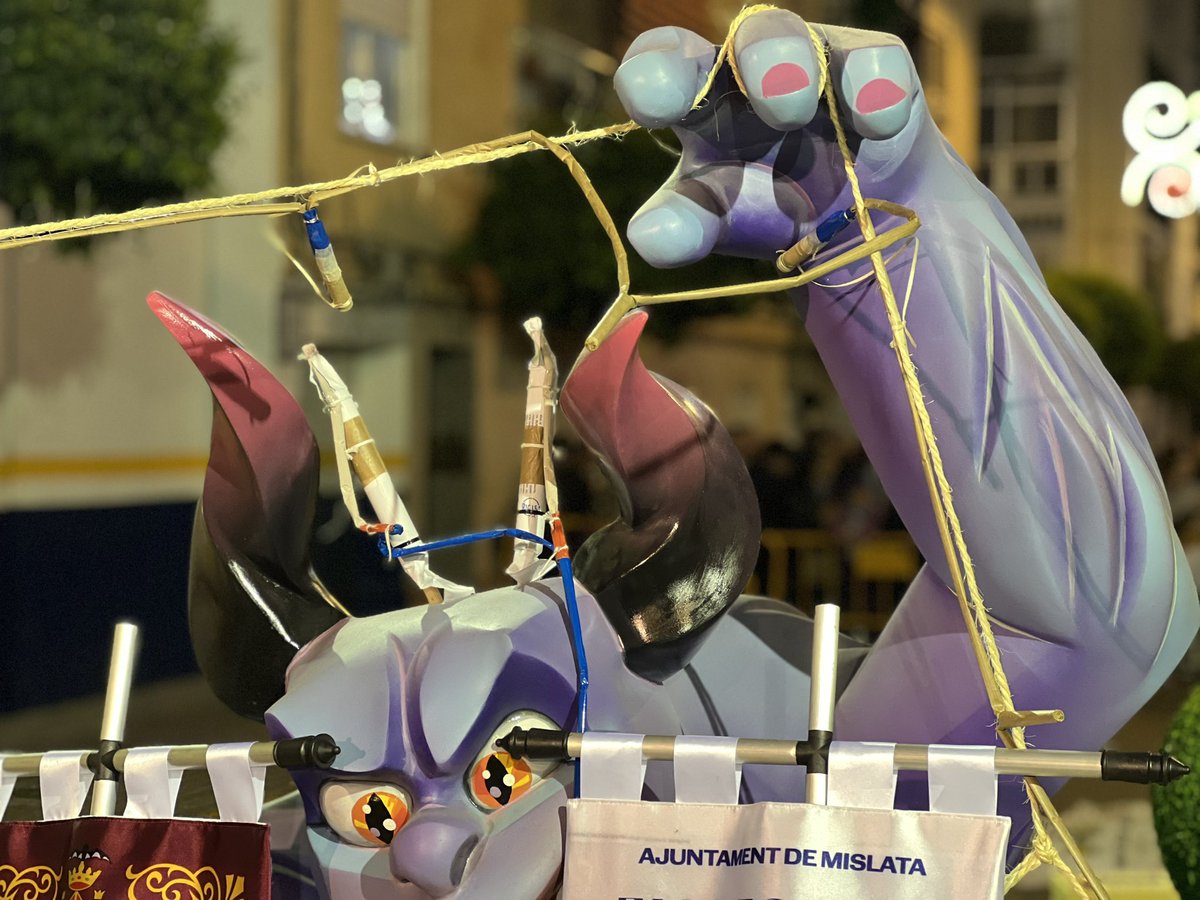 AjMislata's tweet photo. 🔥 Comença la nit de la cremà de les #FallesDeMislata amb els monuments infantils de les onze comissions de la ciutat. https://t.co/5y0qRL5WJp