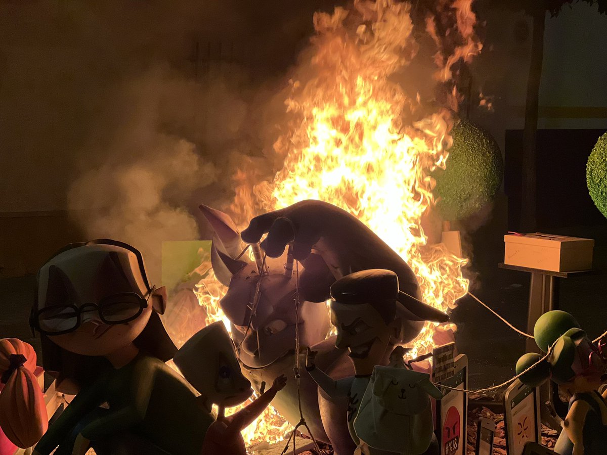 AjMislata's tweet photo. 🔥 Comença la nit de la cremà de les #FallesDeMislata amb els monuments infantils de les onze comissions de la ciutat. https://t.co/5y0qRL5WJp