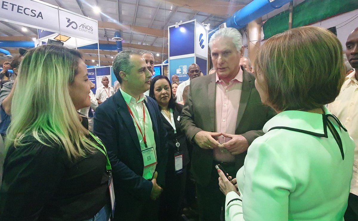 vigintel's tweet photo. #Informatica2024
Nuestro presidente @DiazCanelB 🇨🇺 está en el stand 23 de la Feria @InformaticaHab.
Intercambia con la presidenta de @BioCubaFarma y el director de la @etibiocubafarm1. 
🤗
Visítennos, aquí encontrará #IdeasFrescas y soluciones.

Equipo #Vigintel https://t.co/beo7w3cgYV