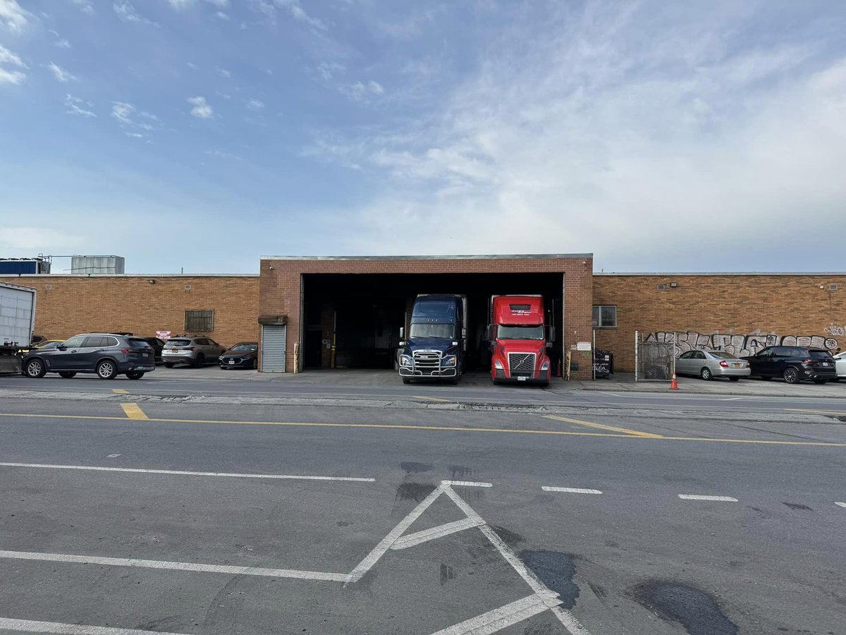 A tricky and impressive back in New York! 
Thank you to Driver Frank M. for sharing these photos!
#trucking #CDL #TruckDrivers #truckers