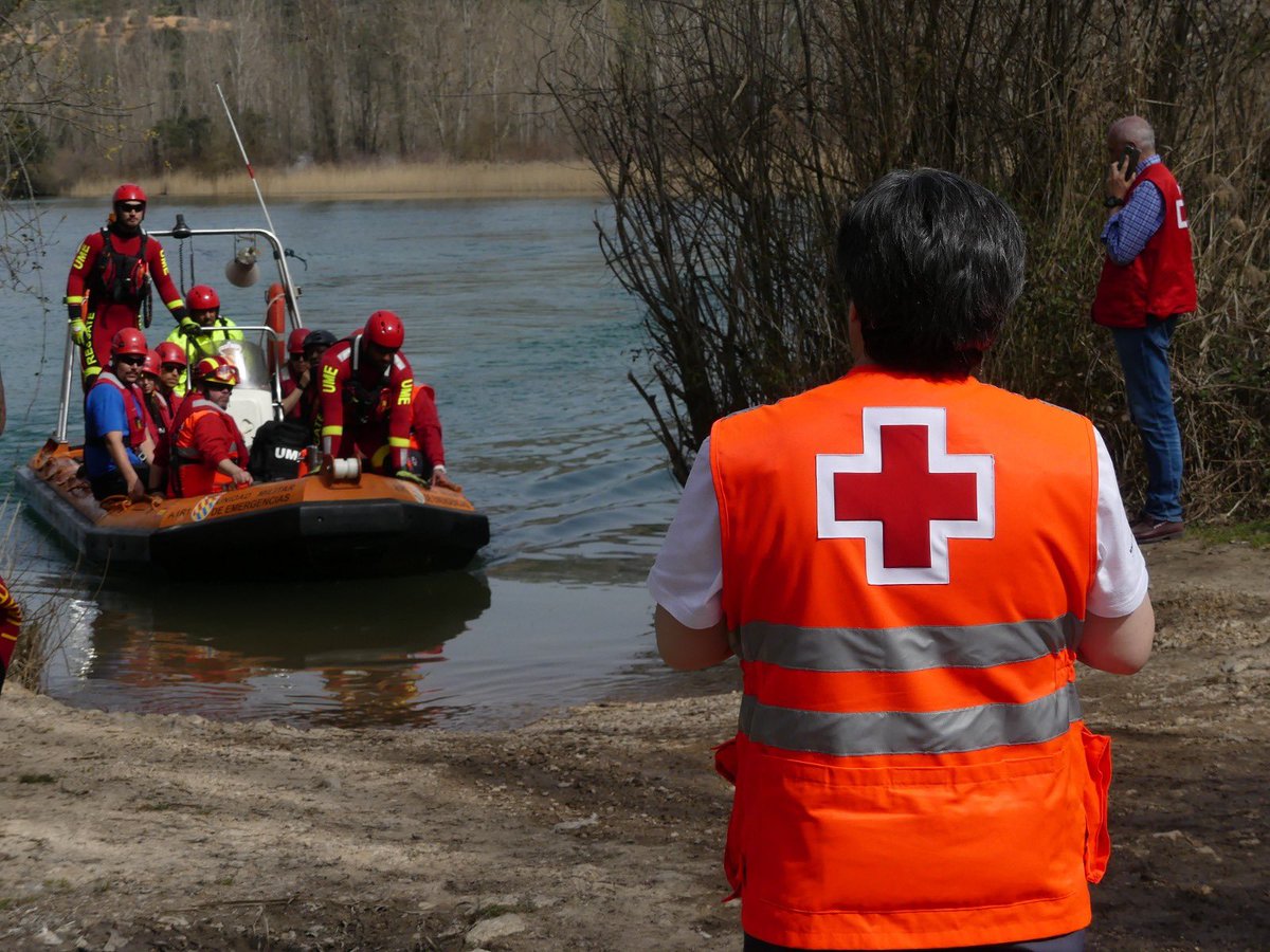 DelegGobCLM's tweet photo. La @UMEgob se prepara en #Guadalajara para intervenciones en inundaciones y rescate en seísmos. La subdelegada del Gobierno 🇪🇦 Mercedes Gómez, ha visitado la actividad de rescate y evacuación por vía acuática, acompañada por el teniente coronel jefe del BIEM I, Alberto Modino. https://t.co/rd1Ne7d2AD