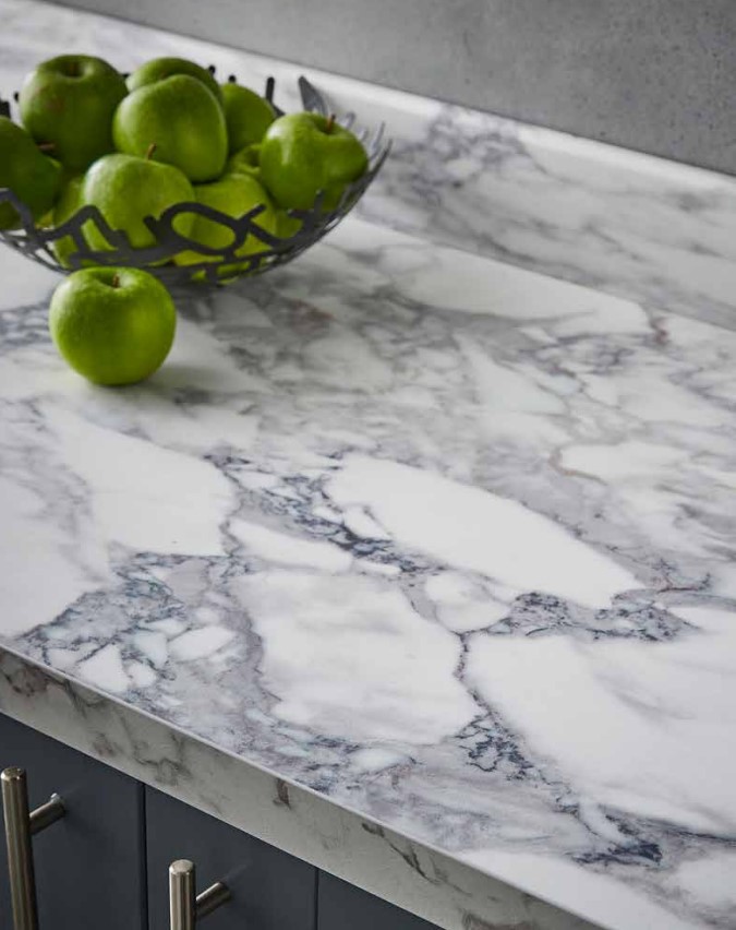 Tap into the ever-popular & timeless marble trend with the Oasis Arabescato laminate worktop, best paired with grey-toned doors & brushed nickel or chrome handles! #hytal #hytalkitchens #kitchen #kitchendesign #modern #modernkitchen #moderndesign #worktop #homeimprovement