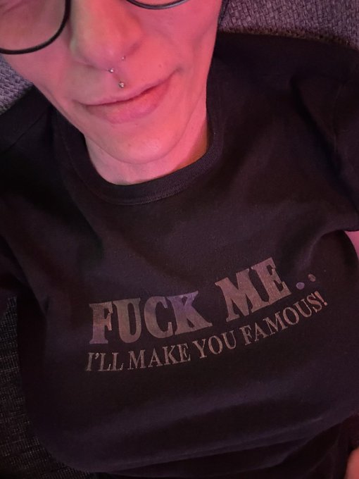 Auf der Couch ruml&uuml;mmeln. Magst du mal ein Blick unters Shirt riskieren? Den Post gibt es jetzt hier