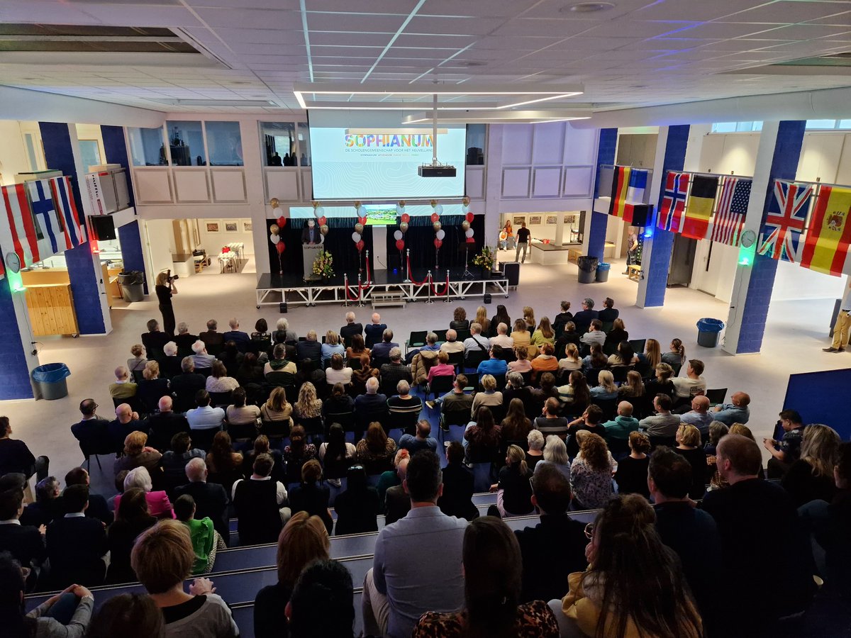 Vanmiddag vond de officiële opening plaats van het jubileumjaar. Er waren toespraken, internationale partnerscholen waren op bezoek, muzikale intermezzo's genodigden kregen een rondleiding én het jubileumlogo werd onthuld door leerlingen Joran en Tycho.