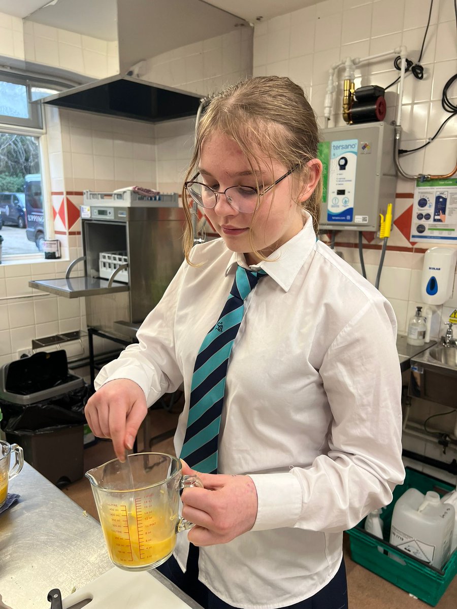 An excellent finale for the MFL cookery club at the end of term. #Uppingham4thForm from @Upp_Samworths and @Upp_Fairfield enjoyed an early supper of soupe à l’oignon and omelette – délicieux! #UppinghamEnrichment. Bravo les filles! 👩‍🍳🇫🇷