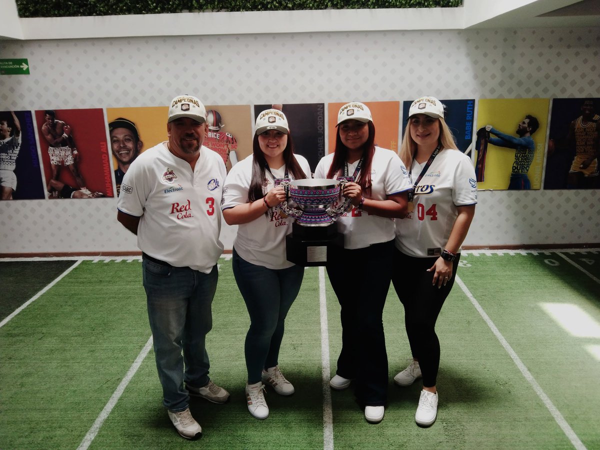 Saludos desde @Milenio 🎤 Seguimos con el tour de medios con las campeonas @charrosbeisbol 🤠 #SoftbolizaTuVida 🥎