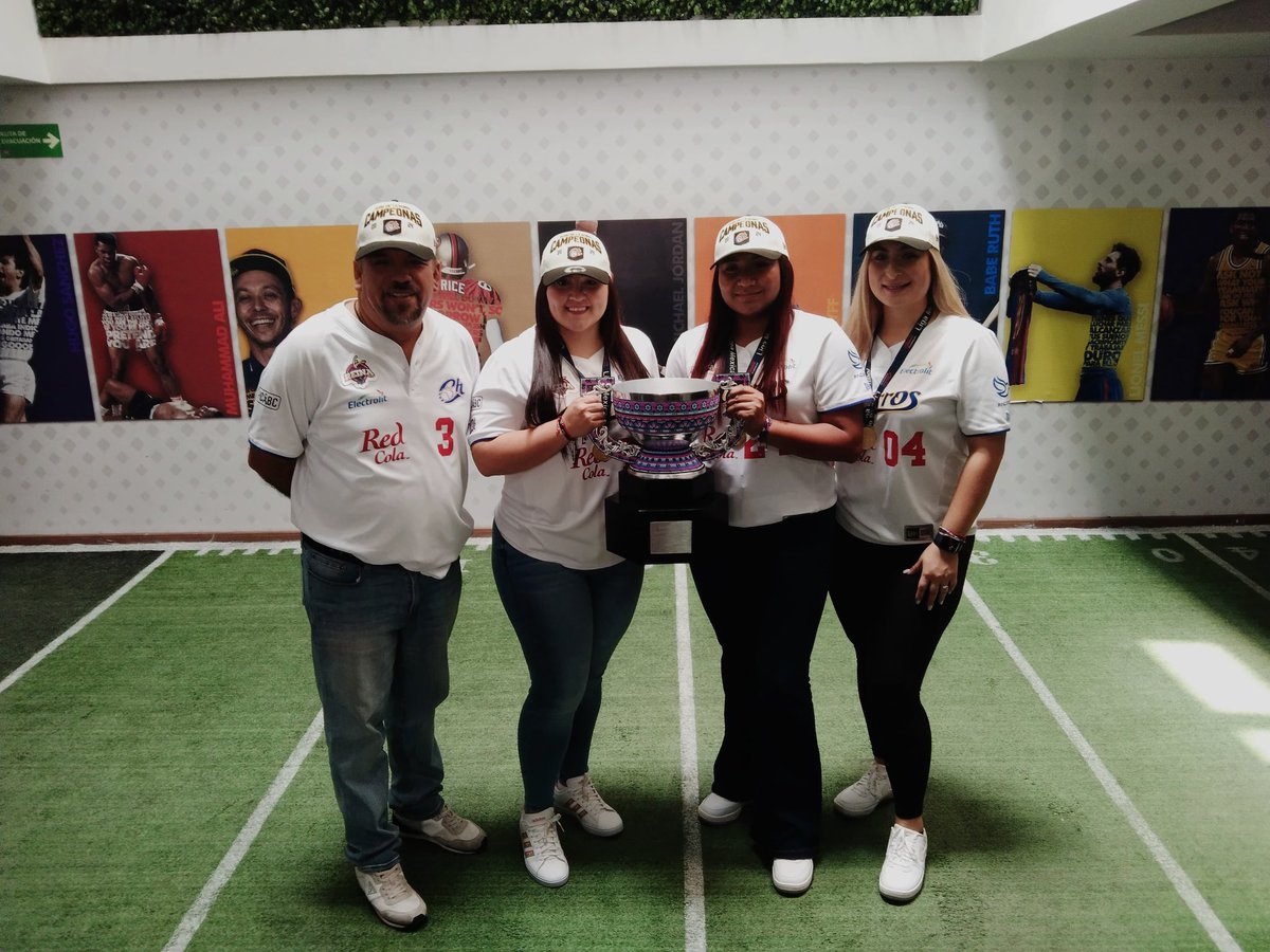 LigaMexSoft's tweet photo. Saludos desde @Milenio 🎤 

Seguimos con el tour de medios con las campeonas @charrosbeisbol 🤠 

#SoftbolizaTuVida 🥎 https://t.co/DyisvuWCDa