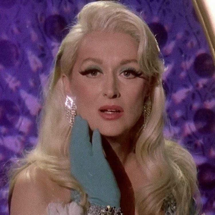 notgwendalupe's tweet photo. Meryl Streep in Death Becomes Her https://t.co/5sBFwNKwKp