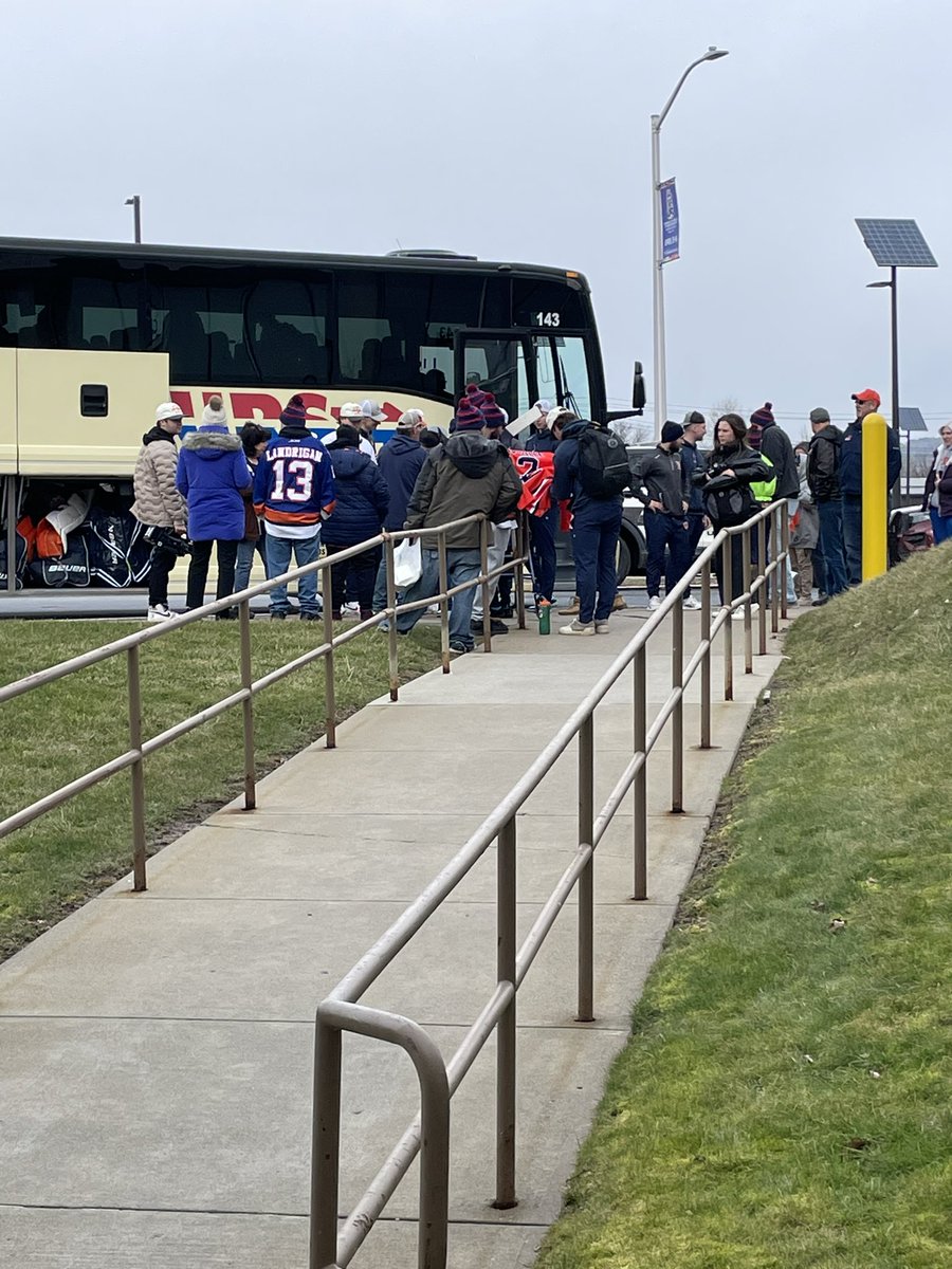 UticaMensHockey's tweet photo. The Pioneers are on their way to Hartford. Thank you to Pioneer Nation, UPD, and UFD for the send off! 

@uticauniversity @UR_Sentinel @SDavidsonWKTV 

#PioneerHockey https://t.co/ZnOzv3Y9Bx