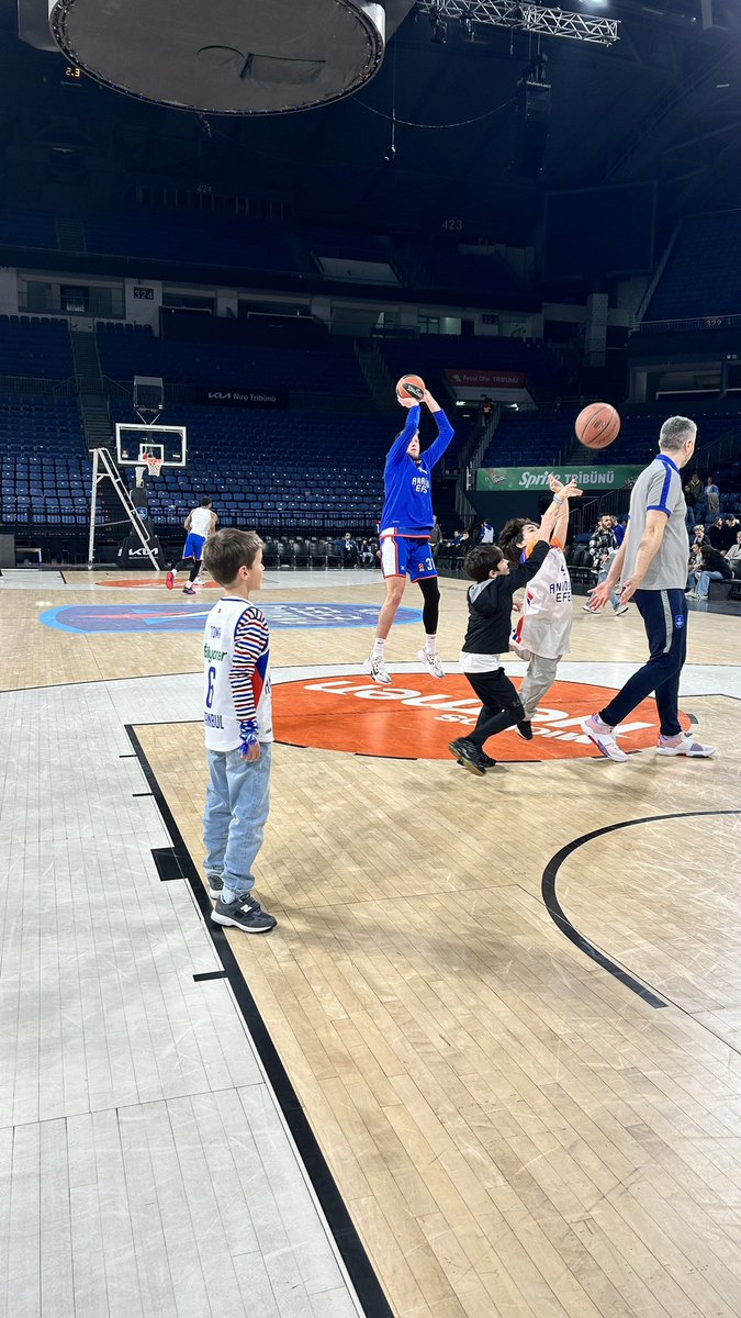 Bir potada Mike Daum; bir potada Tyrique Jones çalışıyor. O sırada çocuklar da sahada; bir tarafta basketbol bir tarafta voleybol maçı var. Her şey bir yana, Sinan Erdem’de şu görüntüye aşina olmak harika. 🤍