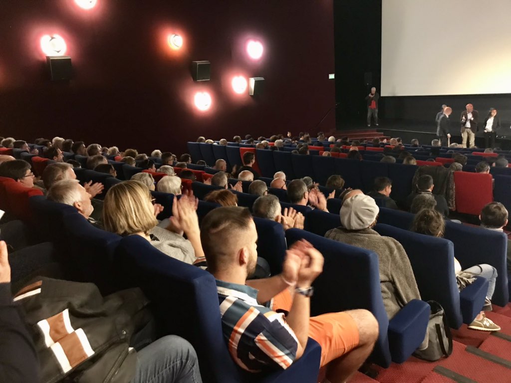 La passion du rugby 🏉 retentit dans la salle de cinéma @montreurs  d’Agen pour l'avant-première du doc sur l'histoire du sport dans la région
Il était une fois dans le Sud-Ouest : à découvrir sur france•tv et jeudi à 22:50 📺 
#rugby <a href="/agen/">agen</a> #documentaire <a href="/Ina/">Ina O' Murchu</a>