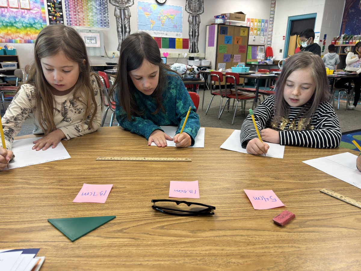 FelyJpg's tweet image. Comparing lengths📚 @HodgeRoadES @ParticipateLrng #funmath