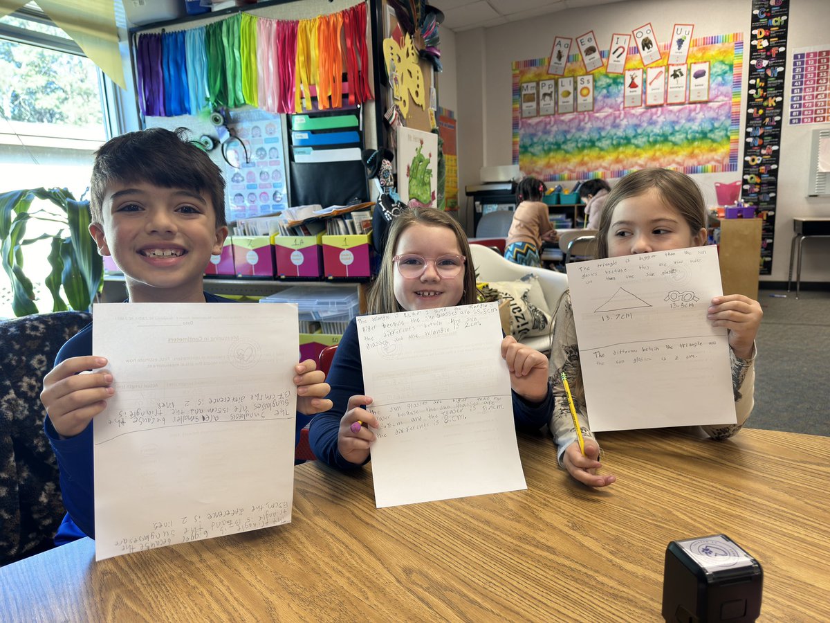 FelyJpg's tweet image. Comparing lengths📚 @HodgeRoadES @ParticipateLrng #funmath