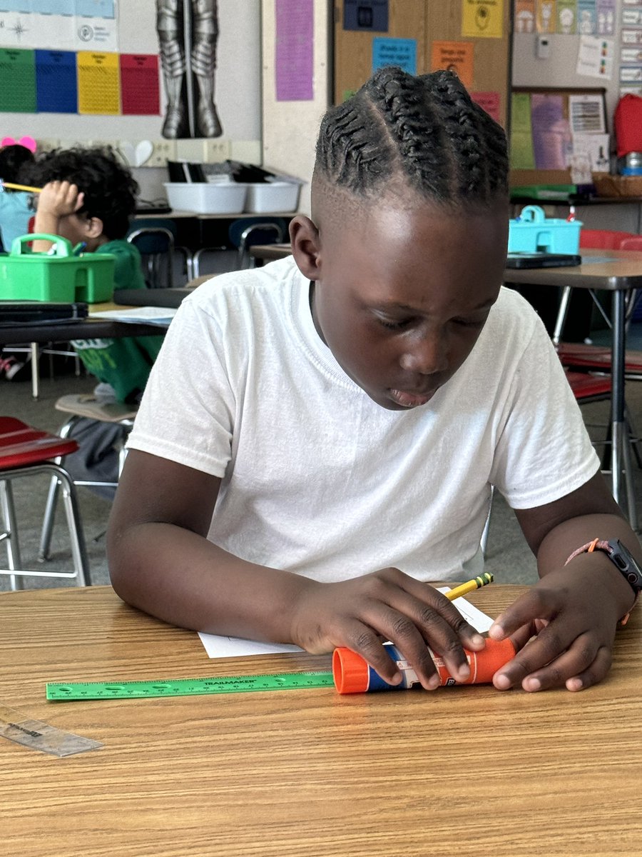 FelyJpg's tweet image. Comparing lengths📚 @HodgeRoadES @ParticipateLrng #funmath