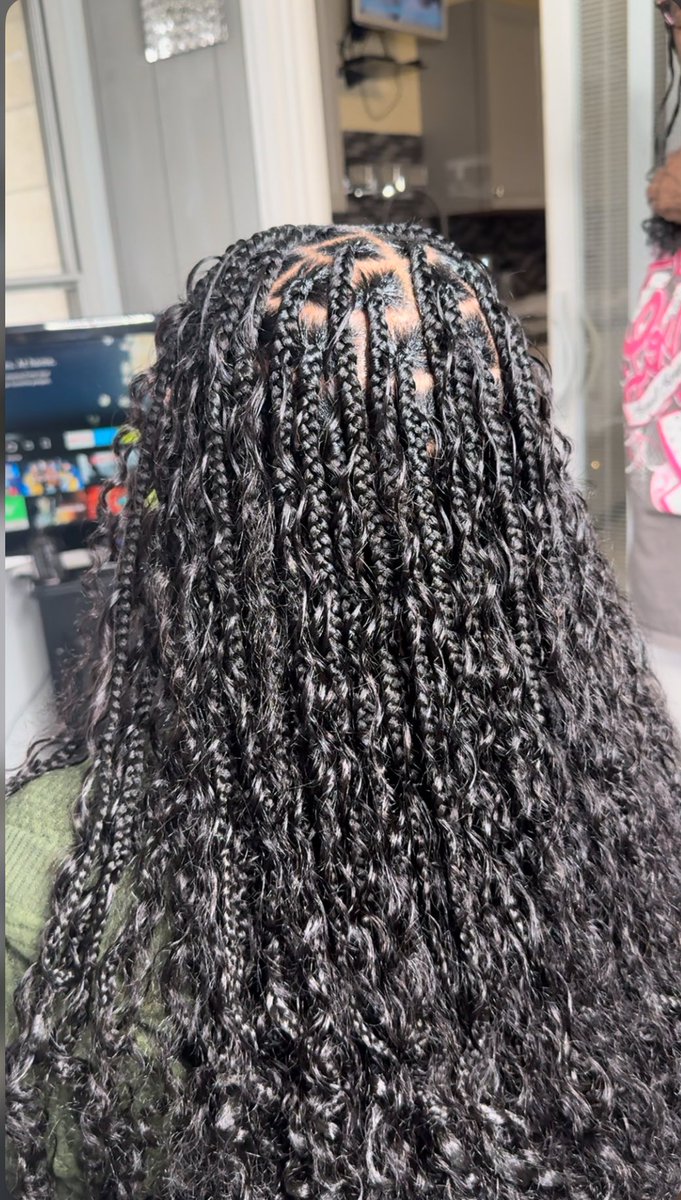 yyaannnnaa_'s tweet image. BrownHairBeauty stepping on necks with the boho braids 

#bohobraids #knotlessbraids