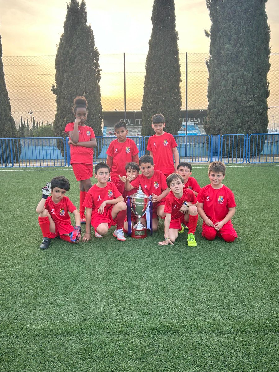 #RFAF COPA REGIONES UEFA I CAMPEONES

🏆Los niños y niñas de la escuela de <a href="/futbolaragon/">Real Federación Aragonesa Fútbol</a> posan con la copa de campeones de la Selección Aragonesa de la Copa Regiones UEFA 💛❤️💛❤️