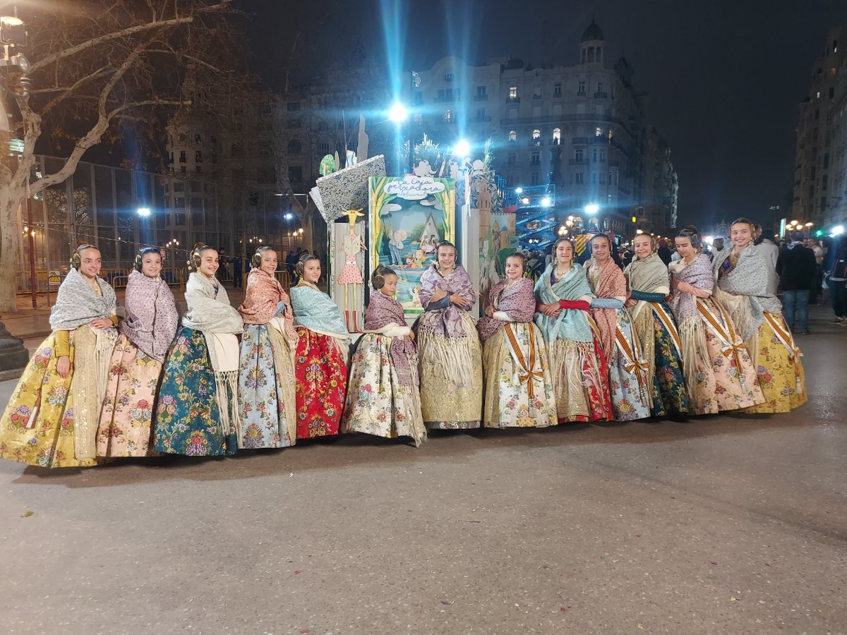AjuntamentVLC's tweet photo. 🔥 La #Cremà24 de la #FallaMunicipal, Infantil, 'Llegir en Verd'📖 🌿de Ceballos & Sanabria i Marina Puche🎨, està a punt de començar. 🧨
T’esperem! #Falles24
#Fallas2024 #SomPatrimoni https://t.co/dYDNCXsks1