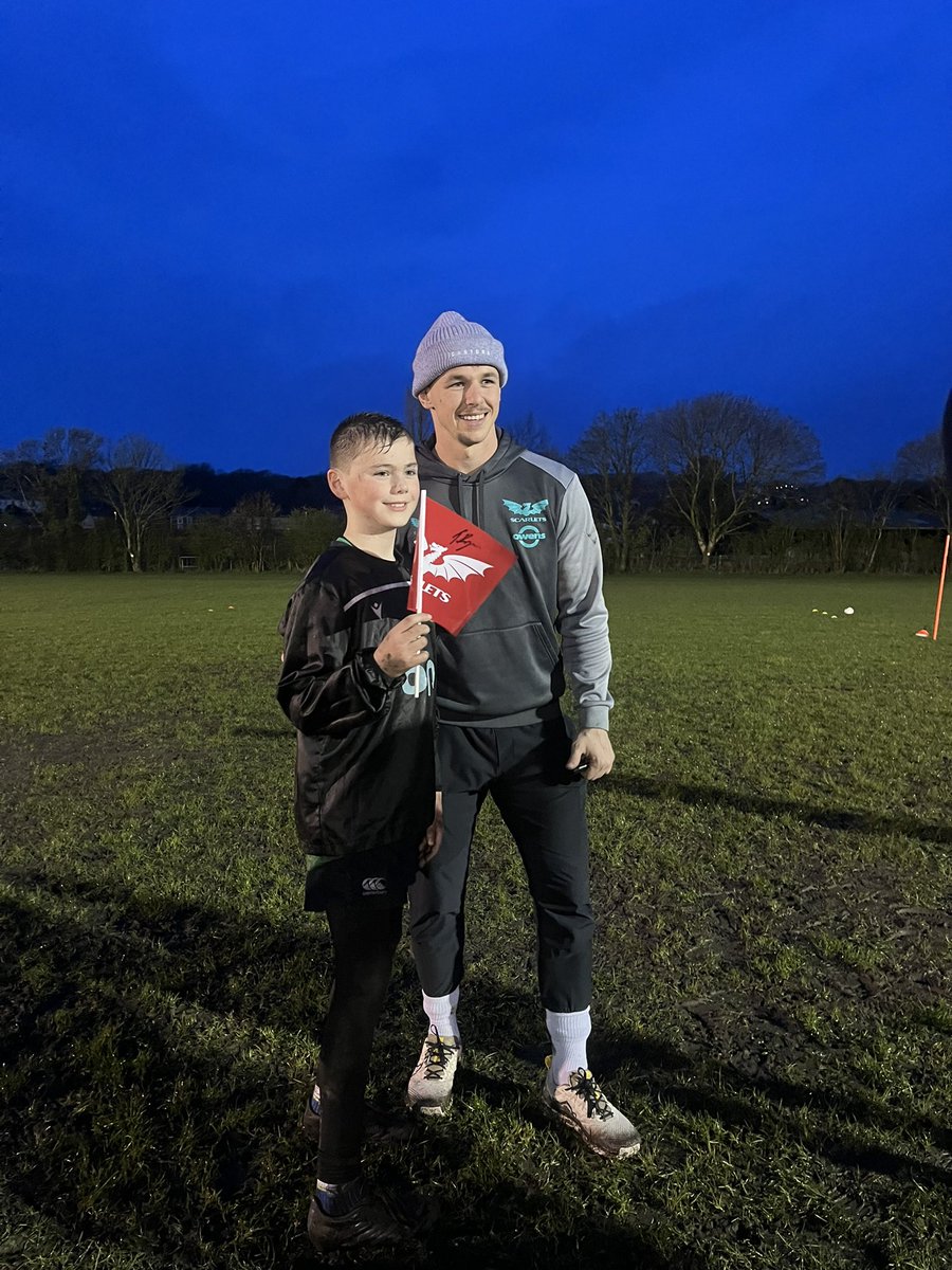 Scarlets Community Foundation (@cymunedscarlets) on Twitter photo A brilliant visit to <a href="/PontyatesRFC/">Clwb Rygbi Pontiets</a> this evening! A massive thank you to <a href="/scarlets_rugby/">Scarlets Rugby</a> Tom Rogers, showing the next generation some new skills⭐️
Smiles on faces even in the rain. Nice to see some new faces to the club! 
Diolch yn fawr!🏉
<a href="/DarcyTh16849188/">Darcy Thomas</a> <a href="/WRU_Scarlets/">WRU/SCARLETS - UN CYMUNED</a> A brilliant visit to <a href="/PontyatesRFC/">Clwb Rygbi Pontiets</a> this evening! A massive thank you to <a href="/scarlets_rugby/">Scarlets Rugby</a> Tom Rogers, showing the next generation some new skills⭐️
Smiles on faces even in the rain. Nice to see some new faces to the club! 
Diolch yn fawr!🏉
<a href="/DarcyTh16849188/">Darcy Thomas</a> <a href="/WRU_Scarlets/">WRU/SCARLETS - UN CYMUNED</a>