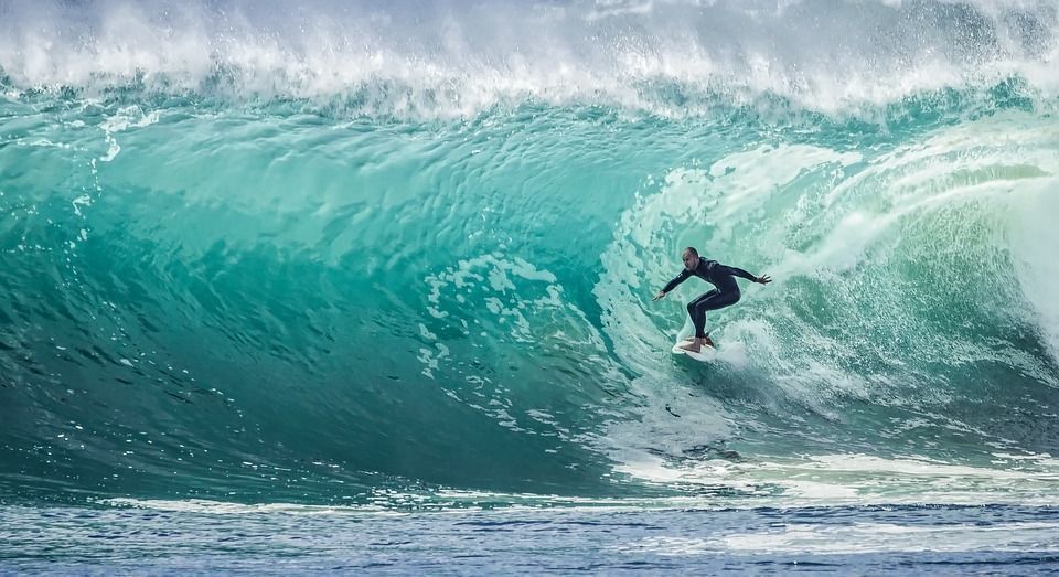 Guide to Buying a Wetsuit for Surfing: buff.ly/47sgFTw surf #surfing #wetsuit #westuits