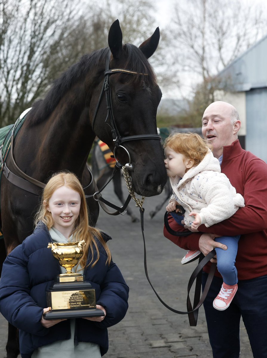 Gold Cup hero Galopin Des Champs getting all the attention on his homecoming! 🏆🤎💛