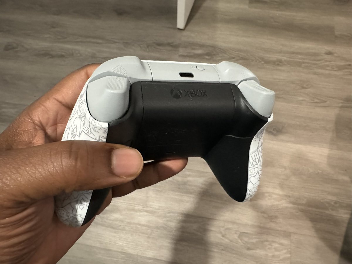 EverbornSaga's tweet image. Look what just showed up at my doorstep 👀 

@Xbox @Fallout #XboxDesignLabs