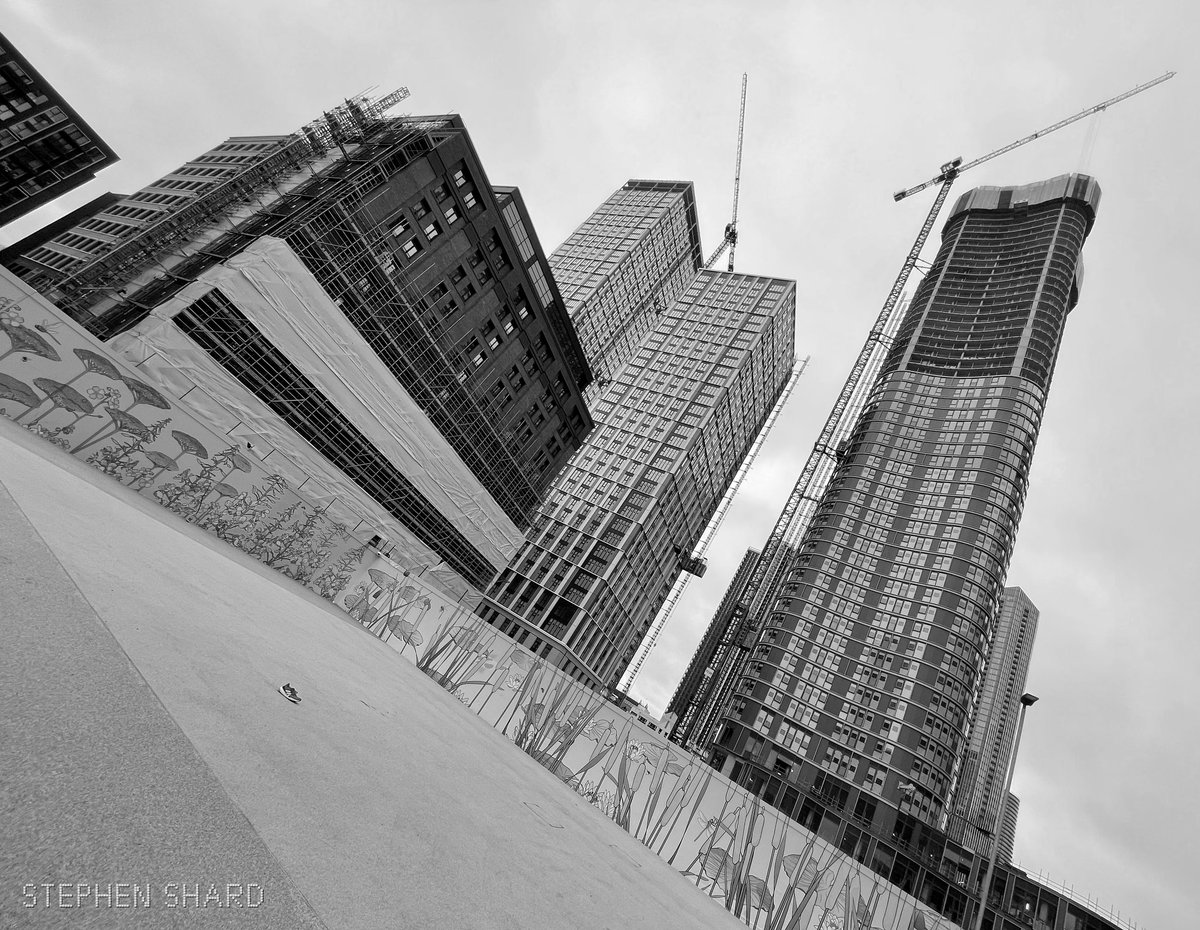 A Shoe for Scale 👟🩶

London, England 🇬🇧

📸 19th March 2024 | Stephen Shard

#LondonSkyline #TallBuildings #Skyscrapers #CanaryWharf #WoodWharf #CharterStreet