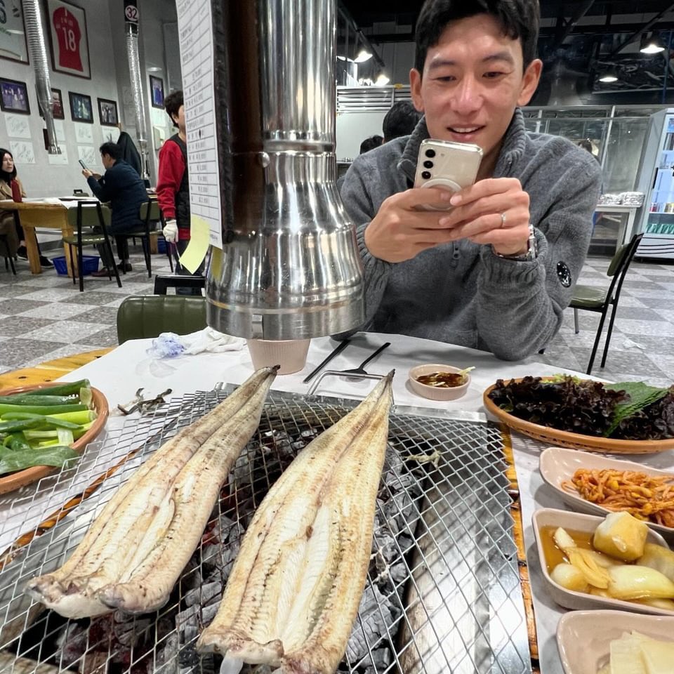 ASAHIMAN2010's tweet photo. 🇰🇷🇰🇷🇰🇷

昨日は水原三星ブルーウィングのコーチ 元FC東京の"チャン"ことオジャンウンに会いに行って来た！

そしたら洪明甫さん行きつけの韓国一美味いウナギ屋に連れて行ってくれたぞ。

マジで美味い！

次は試合を見に行くね‼️

#kleague #kリーグ #suwonbluewings #水原三星 #fctokyo #サッカー旅 https://t.co/JZHOw1Icr8
