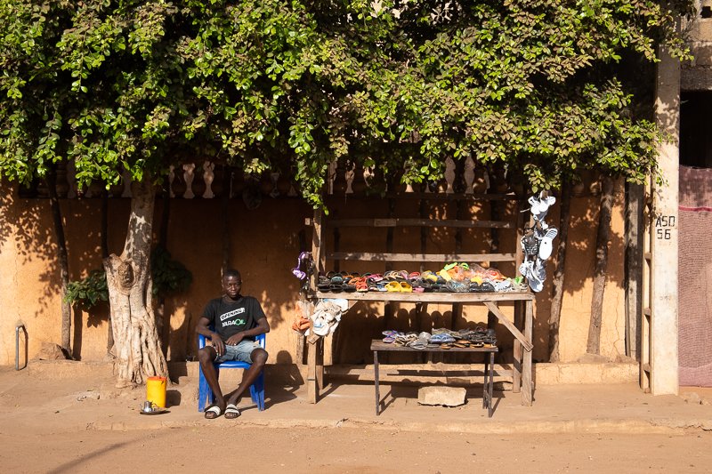 Jeune commençant devant son marchandise”
#documentaryphotography #streetphotography #projetphoto #activitéquotidienne #commerce #afriquedelouest #jeunessemalienne #artcomtemporaine #photographiecomtemporaine #magazineafricain #bamako #mali #afriqueimage #everydayafrica.