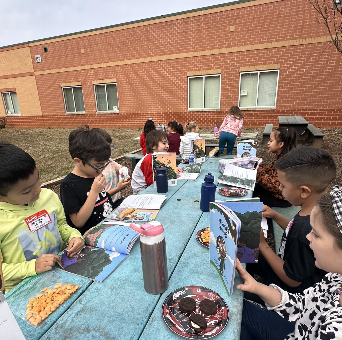 A peak of our “Picnic literario”📚🍿🥨🧃🍪🌿🍃☁️ @ShilohValleyPS @IreneZamoraSoto @MrsOrtizJ9 @MrsJGutierrez @UCPSNC @ParticipateLrng #UnitingOurWorld