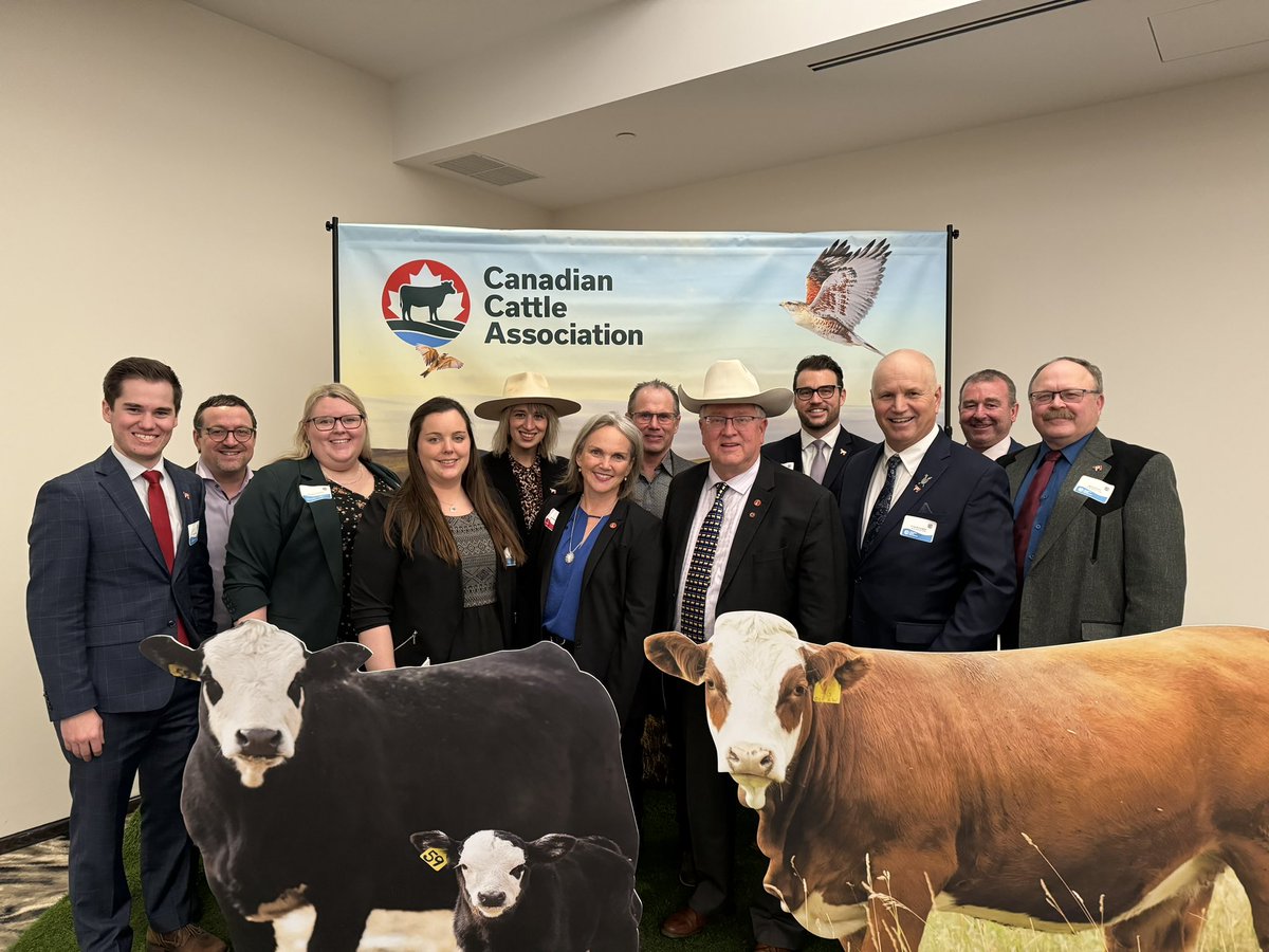 Our team is in Ottawa this week for the @CanCattle AGM. Special thanks to @SenatorRobBlack and @Agproudmary for joining us for a photo! @Jenn_Babs #teambeef